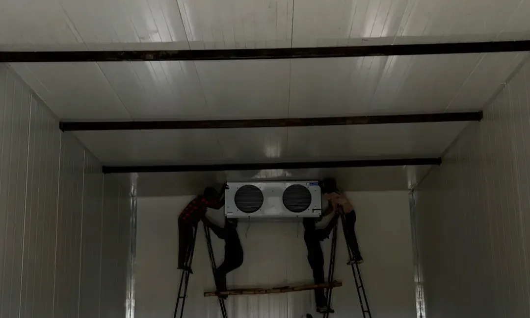 Evaporator being fixed on the end wall of a room